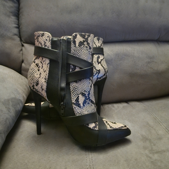 EVERYTHING MUST GO! NWOT / ShoeDazzle Sexy Tan & Black Snakeskin Booties / Sz 9 - Picture 5 of 10